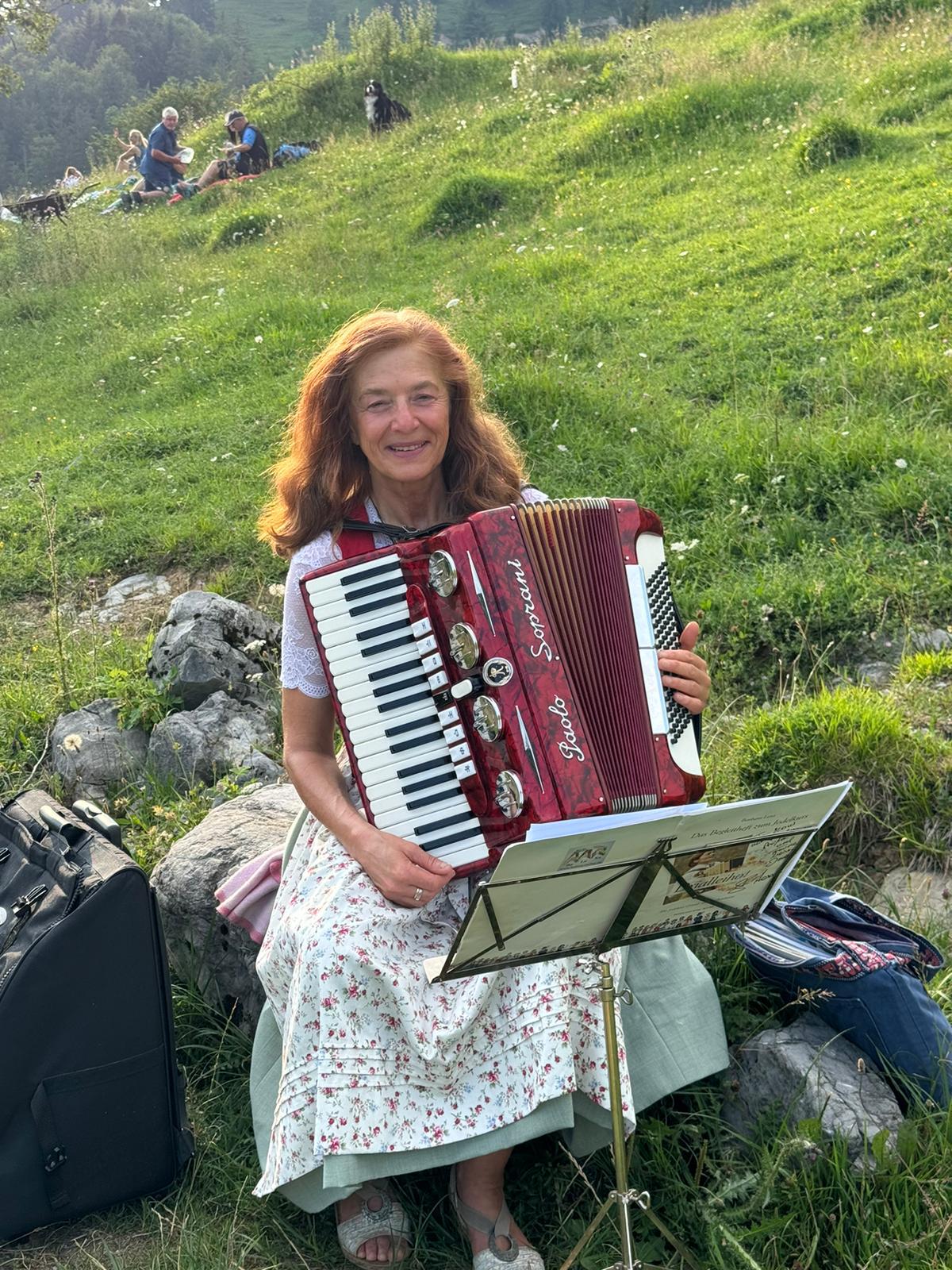Monika Zehetmayer .eine Vollblut-Musikantin aus Hundham, welche uns Jodler begleitet hat.